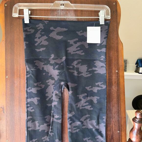 New Spanx camo leggings size medium - Picture 8 of 8